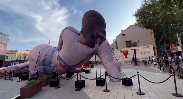 世界上巨型人偶排名前十,上海街头“巨型充气人偶”引热议,你能否欣赏得了这种所谓的“潮流艺术”?