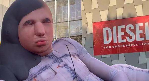 世界上巨型人偶排名前十,上海街头“巨型充气人偶”引热议,你能否欣赏得了这种所谓的“潮流艺术”?